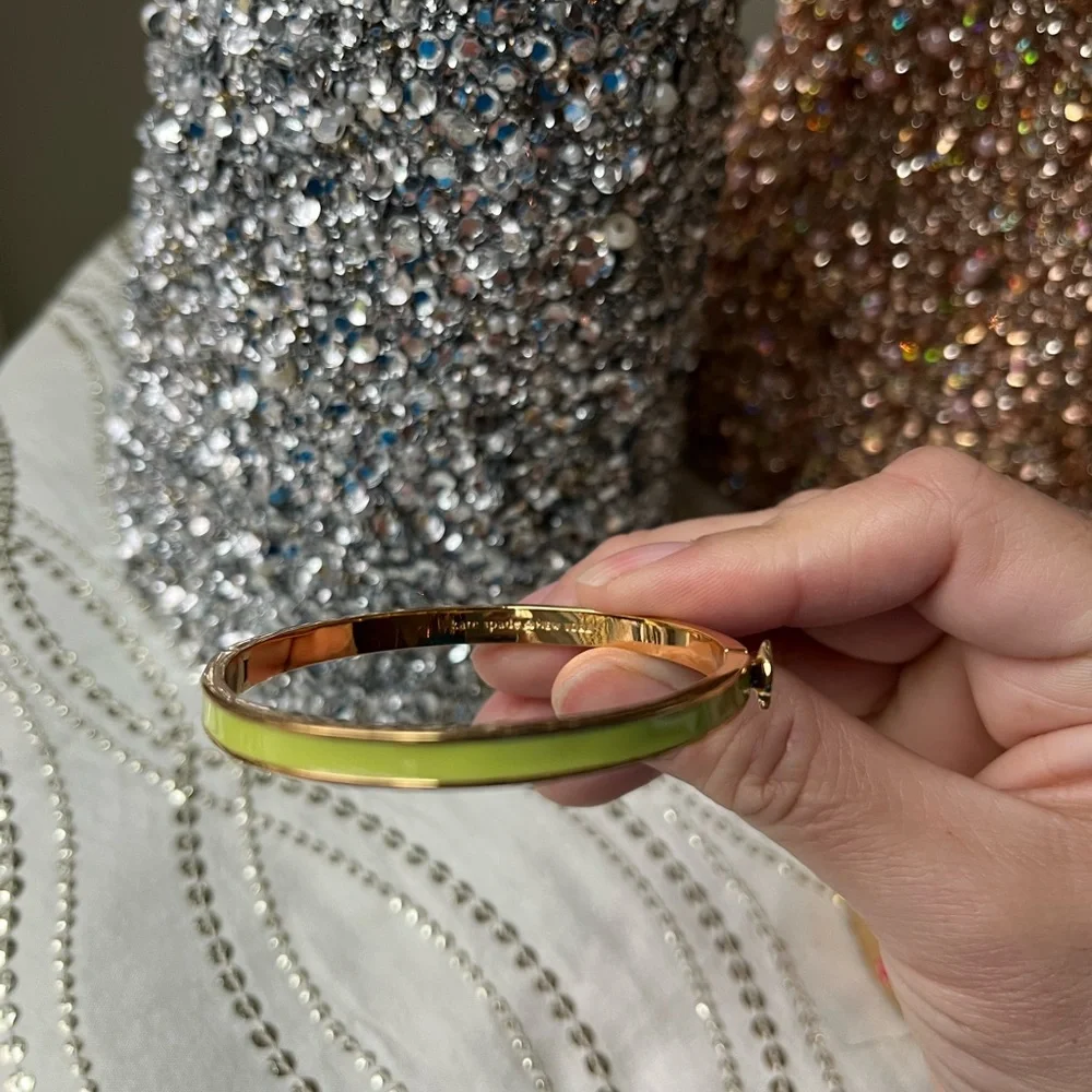 KATE SPADE HERITAGE BANGLE HINGE BRACELET IN YELLOW-GREEN - Picture 4 of 4